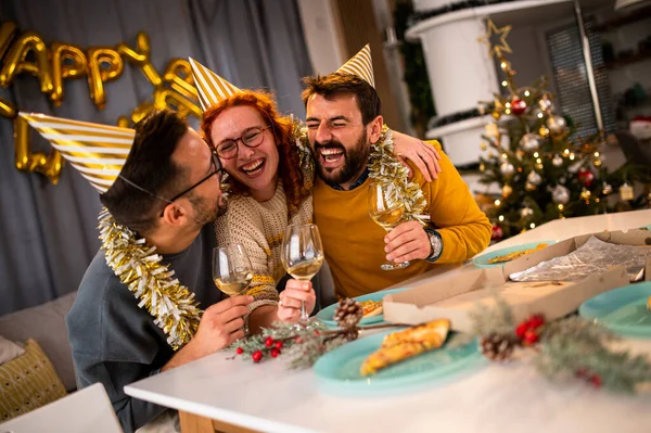 Молоді Люди Дивляться Камеру Посміхаючись Сміючись Новорічній Вечірці Ють Вино — стокове фото