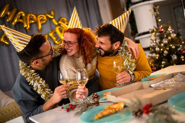 Νέοι Κοιτάζουν Την Κάμερα Χαμογελώντας Και Γελώντας Στο Πρωτοχρονιάτικο Πάρτι — Φωτογραφία Αρχείου