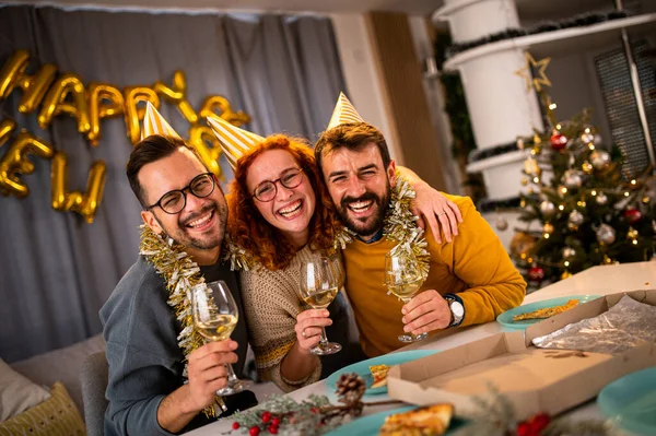 Молоді Люди Дивляться Камеру Посміхаючись Сміючись Новорічній Вечірці Ють Вино — стокове фото