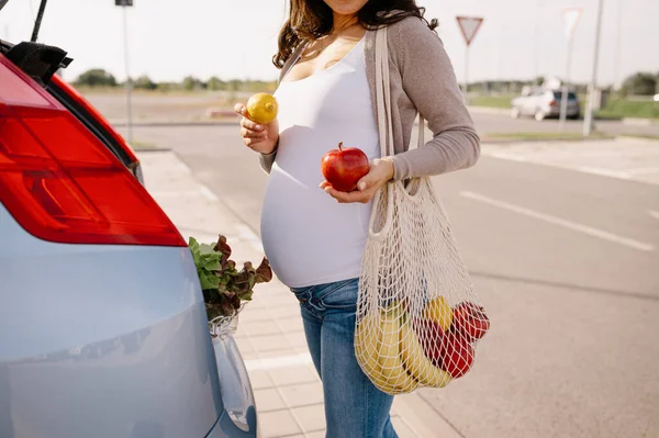 Mujer Embarazada Disfruta Las Compras Comestibles Para Hacer Almuerzo Fotos De Stock