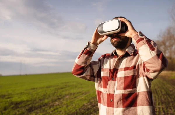 Joven Parado Campo Trigo Atardecer Gafas Realidad Virtual — Foto de Stock