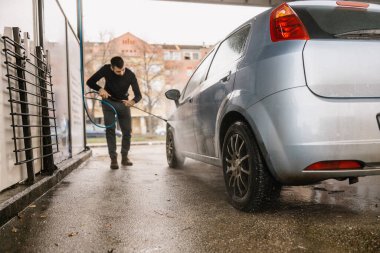 Araba yıkama. Yüksek basınçlı su kullanarak araba temizleme.