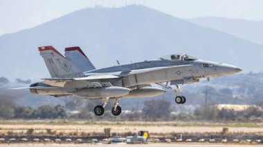 San Diego, California, ABD - 24.09.2022 F-18 Arı gösterisi sırasında San Diego 24.09.2022, ABD