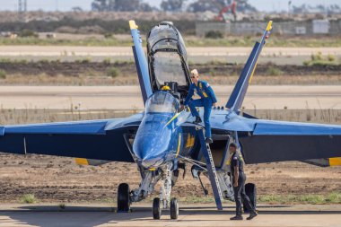 San Diego, California, ABD - 24.09.2022 ABD Donanması Mavi Meleklerin San Diego 24.09.2022 San Diego, ABD 'deki Miramar Airshow sırasında demo ekibi