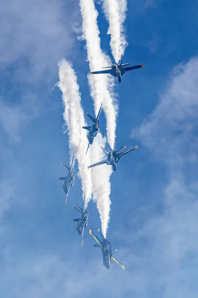 美国加利福尼亚州圣地亚哥 2022年9月24日美国海军蓝色天使示范队在圣地亚哥的米拉玛航展期间 2022年9月24日美国圣地亚哥 — 图库照片