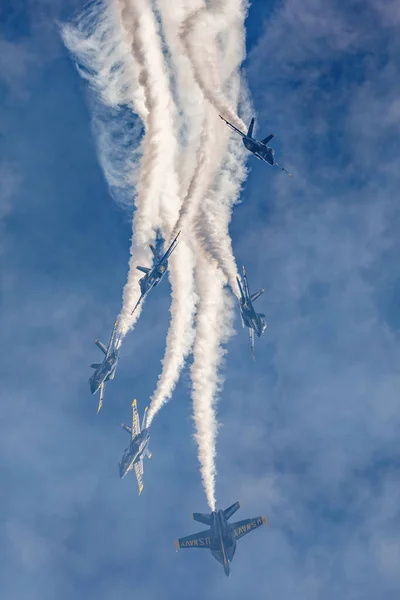 美国加利福尼亚州圣地亚哥 2022年9月24日美国海军蓝色天使示范队在圣地亚哥的米拉玛航展期间 2022年9月24日美国圣地亚哥 — 图库照片