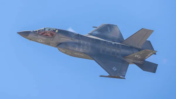 米国カリフォルニア州サンディエゴ 2022米国サンディエゴで開催されたMiramar AirshowでF 35デモチームが展示されます ロイヤリティフリーのストック画像