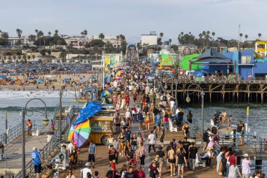 Los Angeles, Kaliforniya, ABD - 6 Eylül - Santa Monica İskelesi 'ndeki kalabalık
