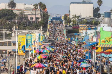Los Angeles, Kaliforniya, ABD - 6 Eylül - Santa Monica İskelesi 'ndeki kalabalık
