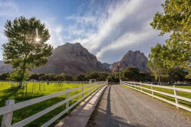 Red Rock Canyon, Nevada, ABD - 9 Eylül - Red Rock Canyon Ulusal Parkı 'ndaki Spring Mountain Ranch manzarası