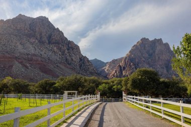Red Rock Canyon, Nevada, ABD - 9 Eylül - Red Rock Canyon Ulusal Parkı 'ndaki Spring Mountain Ranch manzarası