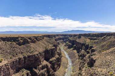 Taos, New Mexico, ABD Rio Grande Nehri üzerindeki Rio Grande Gorge Köprüsü manzaralı