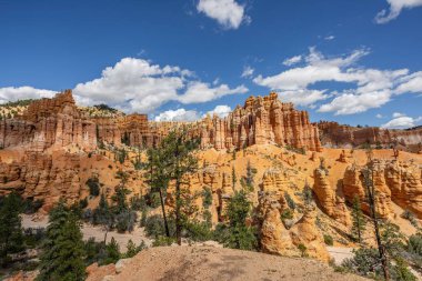 Doğal görünümünü kırmızı kumtaşı hoodoos Bryce Canyon Milli Parkı'nda Utah, ABD