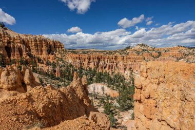 Doğal görünümünü kırmızı kumtaşı hoodoos Bryce Canyon Milli Parkı'nda Utah, ABD