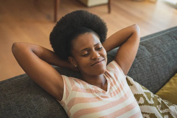 Mulher Afro Americana Sentada Sofá Relaxando Com Olhos Fechados Ficar — Fotografia de Stock