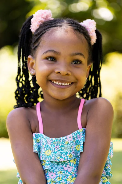 ドレッドロックを離れて見て笑顔アフリカ系アメリカ人のかわいい女の子のクローズアップ肖像画 変更されず ライフスタイル 子供時代と幸せなコンセプト — ストック写真