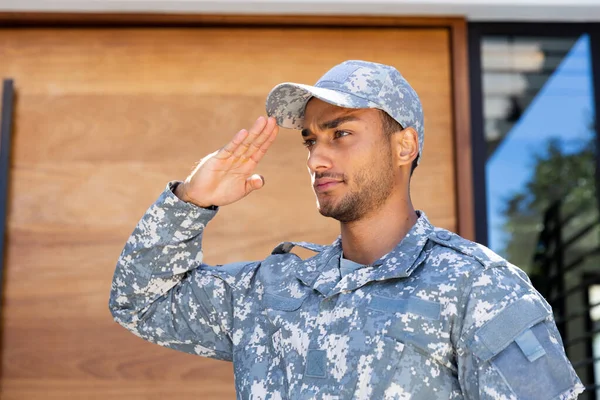 Soldado Birracial Vestindo Uniforme Boné Saudando Fora Casa Estilo Vida — Fotografia de Stock