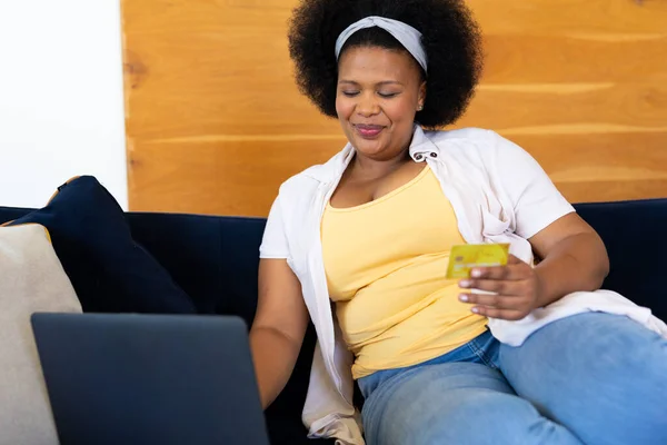 Happy Size African American Woman Sofa Online Shopping Credit Card — Stock Photo, Image