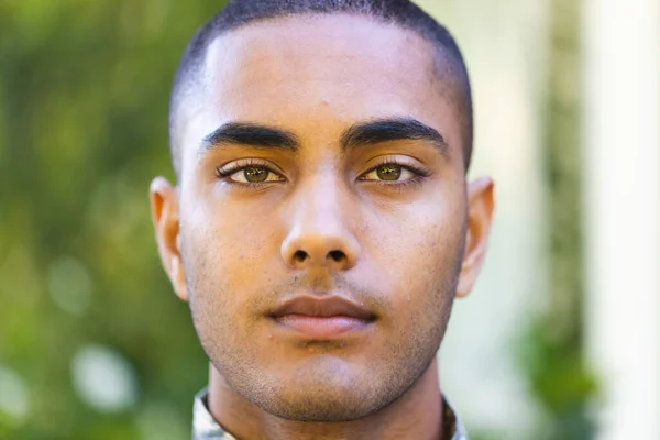 Askeri Üniforma Giyen Kameraya Bakan Melez Erkek Askerin Portresi Portre — Stok fotoğraf