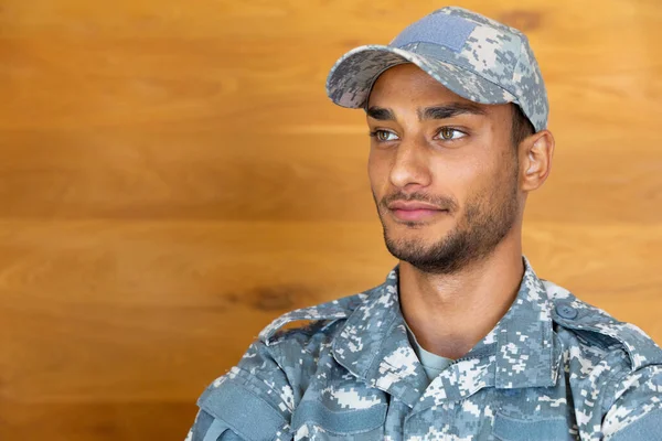 Gelukkige Biraciale Mannelijke Soldaat Militair Uniform Wegkijkend Glimlachend Met Kopieerruimte — Stockfoto