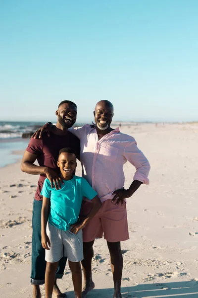 Famille Afro Américaine Masculine Multigénération Riant Joyeusement Tenant Debout Sur — Photo