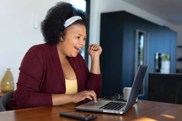 Счастливая Афроамериканка Сидящая Столом Делающая Видеозвонок Помощью Ноутбука Коммуникация Быт — стоковое фото