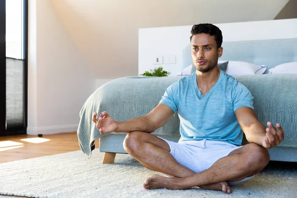 Hombre Biracial Sentado Suelo Dormitorio Meditando Estilo Vida Relajación Salud —  Fotos de Stock