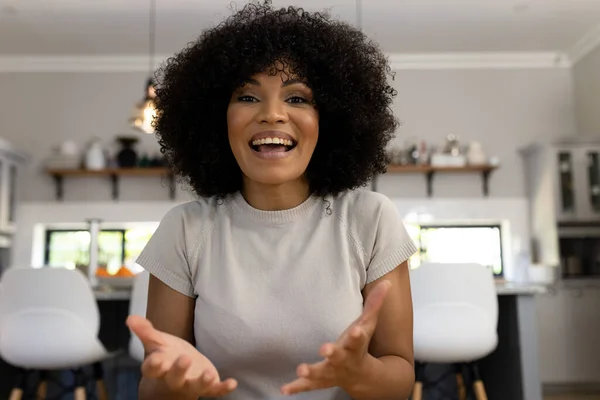 一个快乐的黑人妇女的画像 她坐在家里做视频通话 做手势 家庭生活和技术 — 图库照片