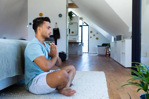 Homem Racial Sentado Chão Quarto Meditando Estilo Vida Relaxamento Saúde — Fotografia de Stock