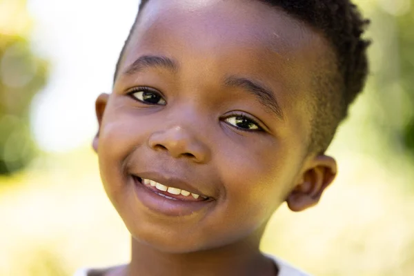 Portret Bliska Słodkiego Afrykańskiego Chłopca Uśmiechniętego Kamery Niezmieniony Styl Życia — Zdjęcie stockowe