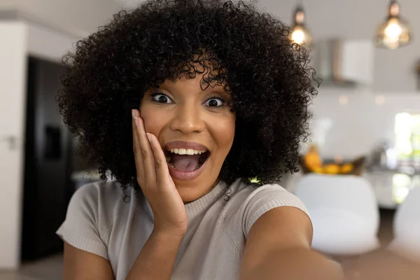 Retrato Mujer Birracial Feliz Con Afro Casa Haciendo Videollamada Tocando — Foto de Stock