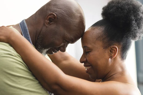 Glückliches Älteres Afrikanisches Amerikanisches Paar Das Schürze Trägt Und Sich — Stockfoto
