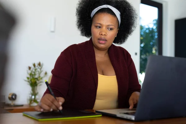 Плюс Розмір Афро Американської Жінки Яка Сидить Столом Використовуючи Ноутбук — стокове фото