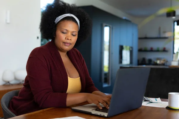 Além Mulher Americana Africana Tamanho Sentado Mesa Usando Laptop Olhando — Fotografia de Stock