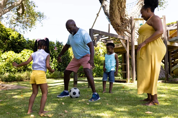 Африканские Американец Игривые Бабушки Дедушки Играют Футбол Внуками Парке Неизменный — стоковое фото