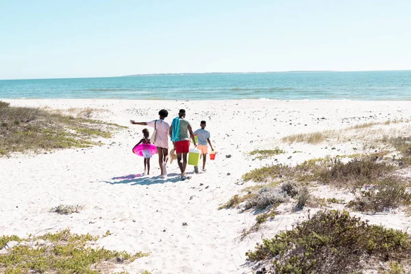 Вид Ззаду Афроамериканських Батьків Дітей Йдуть Піщаний Пляж Прозоре Небо — стокове фото