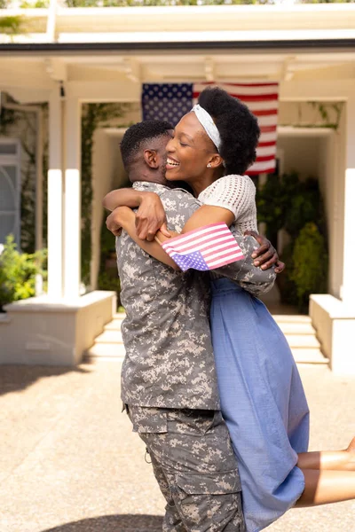 Afrikai Amerikai Katona Férj Átöleli Izgatott Feleségét Miután Hazatért Seregből — Stock Fotó
