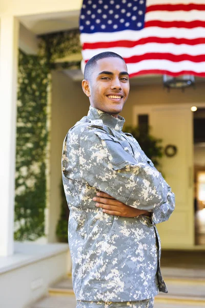 Portrett Lykkelig Amerikansk Soldat Med Militæruniform Utenfor Huset Amerikansk Flagg – stockfoto