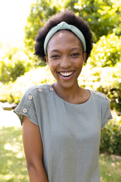 Retrato Feliz Afroamericana Mediana Mujer Adulta Con Pelo Corto Afro — Foto de Stock