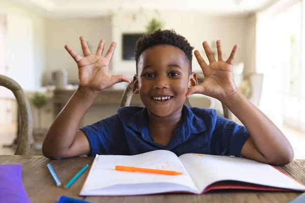 Niño Afroamericano Feliz Sentado Mesa Con Cuaderno Tener Lección Línea — Foto de Stock
