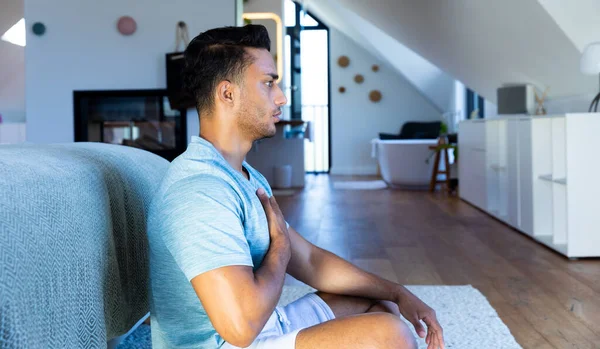 Dwurasowy Mężczyzna Siedzący Podłodze Sypialni Medytujący Styl Życia Relaks Zdrowie — Zdjęcie stockowe