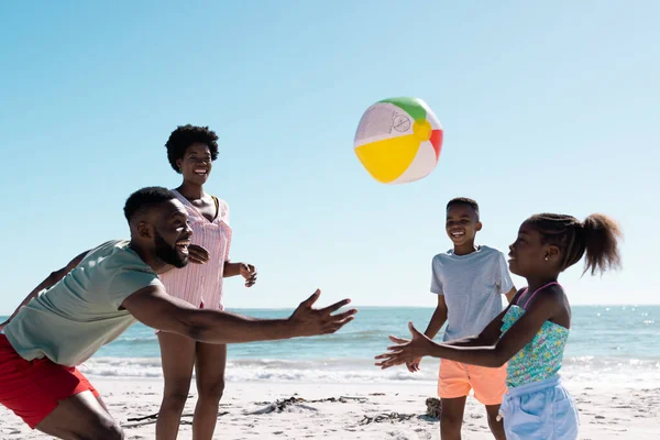 Des Parents Afro Américains Joyeux Des Enfants Jouant Avec Ballon — Photo