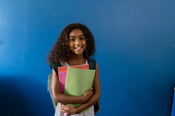 Portret Van Gelukkig Biracial Schoolmeisje Met Schooltas Met Notitieboekjes Blauwe — Stockfoto