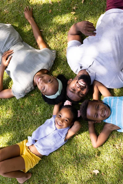 Parktaki Çimenli Arazide Yatan Mutlu Afro Amerikan Anne Babaların Yüksek — Stok fotoğraf