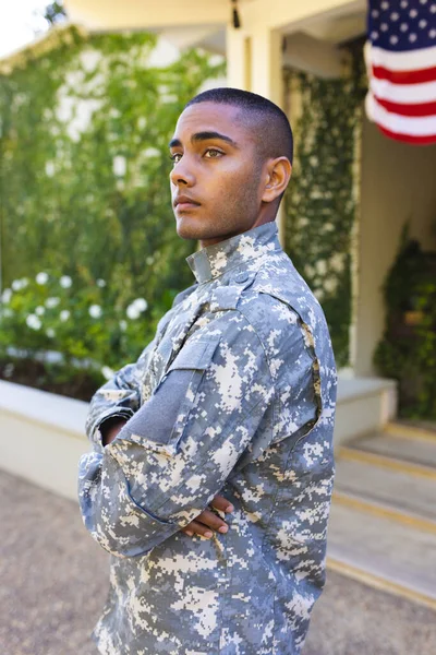 Fødselshann Soldat Militæruniform Står Utenfor Huset Ser Bort Amerikansk Flagg – stockfoto