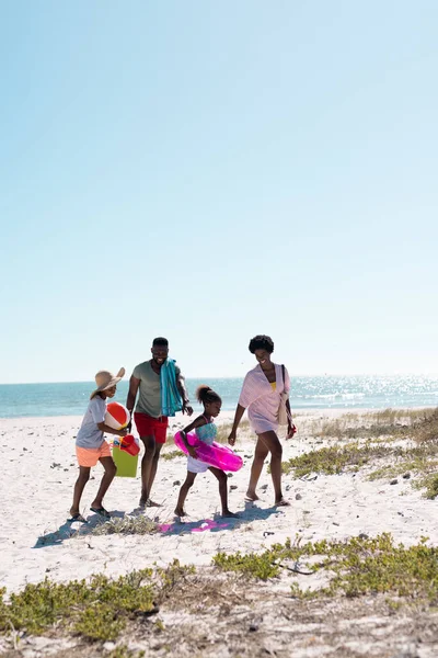 澄んだ空 コピースペースに対して砂浜を歩く子供を持つアフリカ系アメリカ人の両親 変更されない 一緒に 子供時代 ピクニック 楽しみと夏のコンセプト — ストック写真