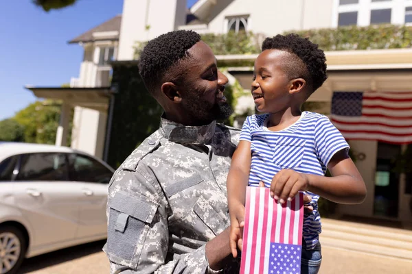 Africký Voják Americké Armády Nesoucí Americkou Vlajku Stojící Před Domem — Stock fotografie