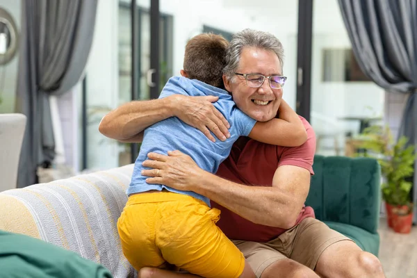 Visão Traseira Neto Caucasiano Feliz Abraçando Avô Sofá Sala Estar — Fotografia de Stock