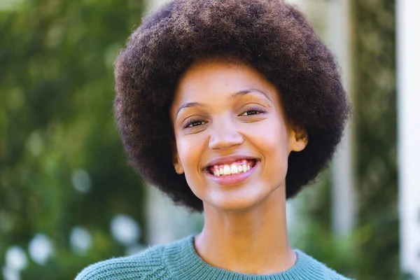 Porträtt Lycklig Afrikansk Amerikansk Kvinna Tittar Kameran Och Ler Trädgården — Stockfoto