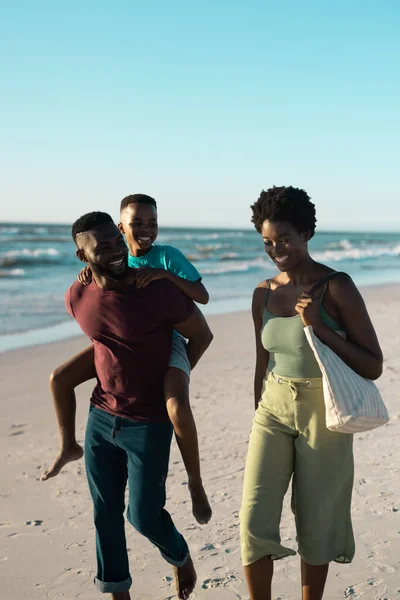 Gladlynt Afrikansk Amerikansk Man Grisbacka Son När Går Med Fru — Stockfoto
